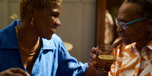 Un cuidador dando de comer a su ser querido Un cuidador dando de comer a su ser querido